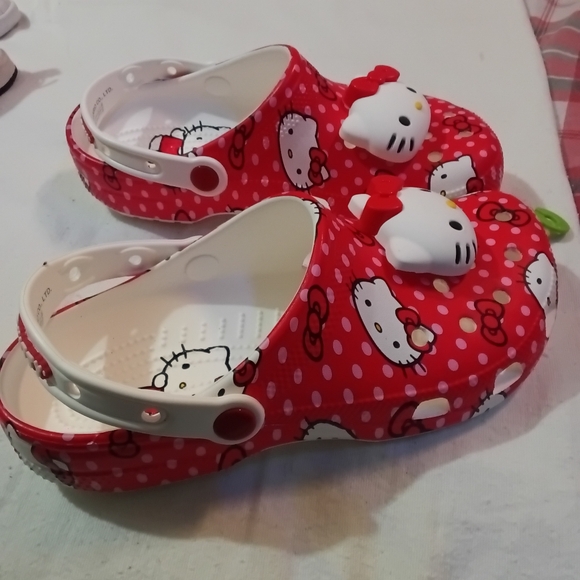 New With Tags Hello Kitty Red Polka Dot Crocs Size Womans 8 / Men's 6 - Picture 4 of 6
